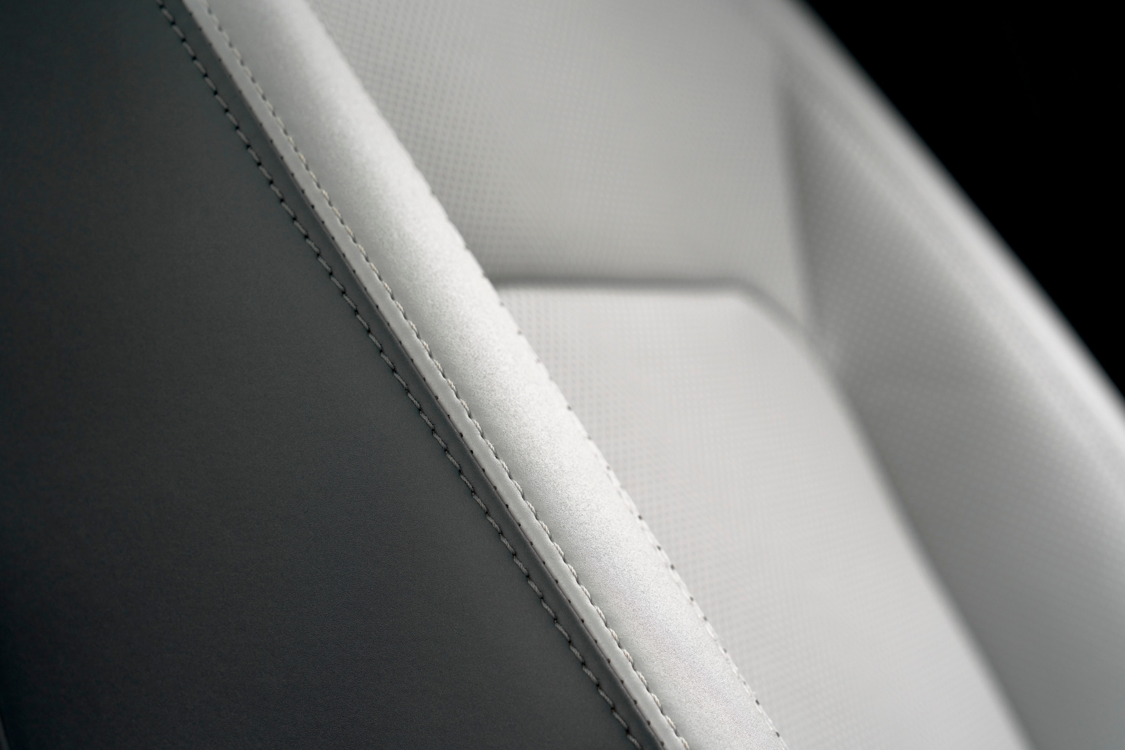 SMALL_DEF_130_V8_25MY_080524_07_INTERIOR